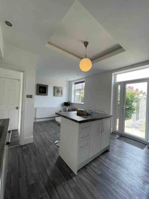 2 Bed Sleeps 6 Beach Retreat St Annes On Sea Villa Lytham St Annes Bagian luar foto